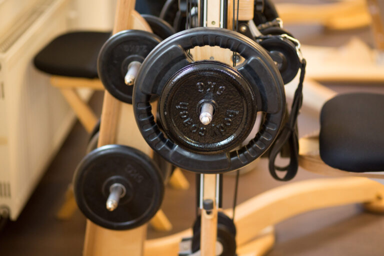 Nahaufnahme der Gewichtsscheiben am Gyrotonic-Gerät im Studio