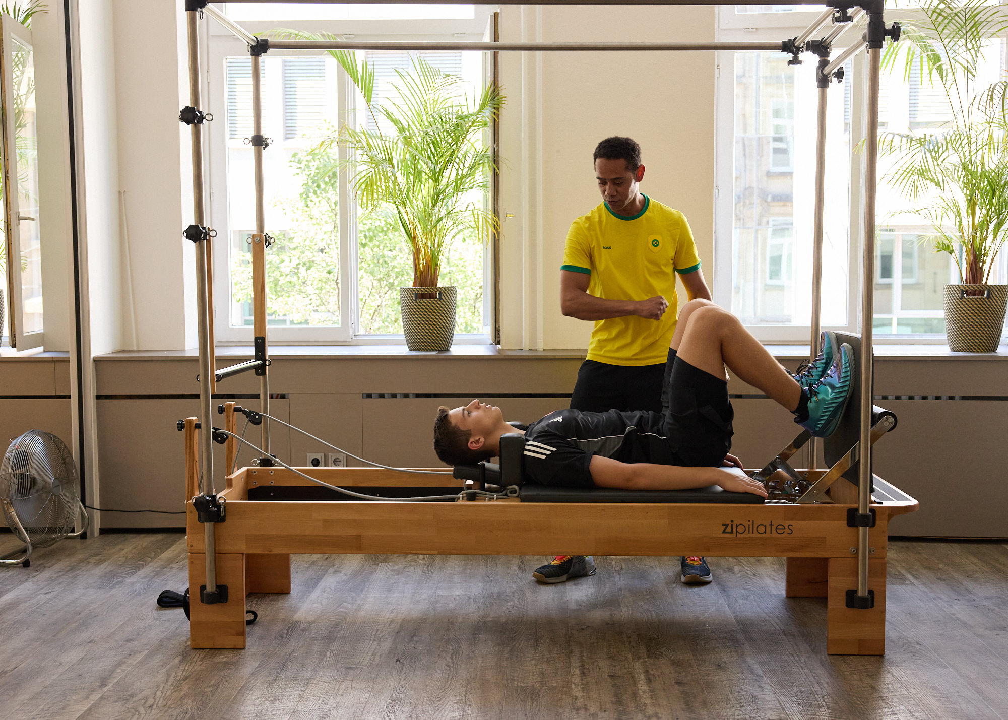 Übung auf dem Pilates Reformer Cadillac unter fachlicher Anleitung